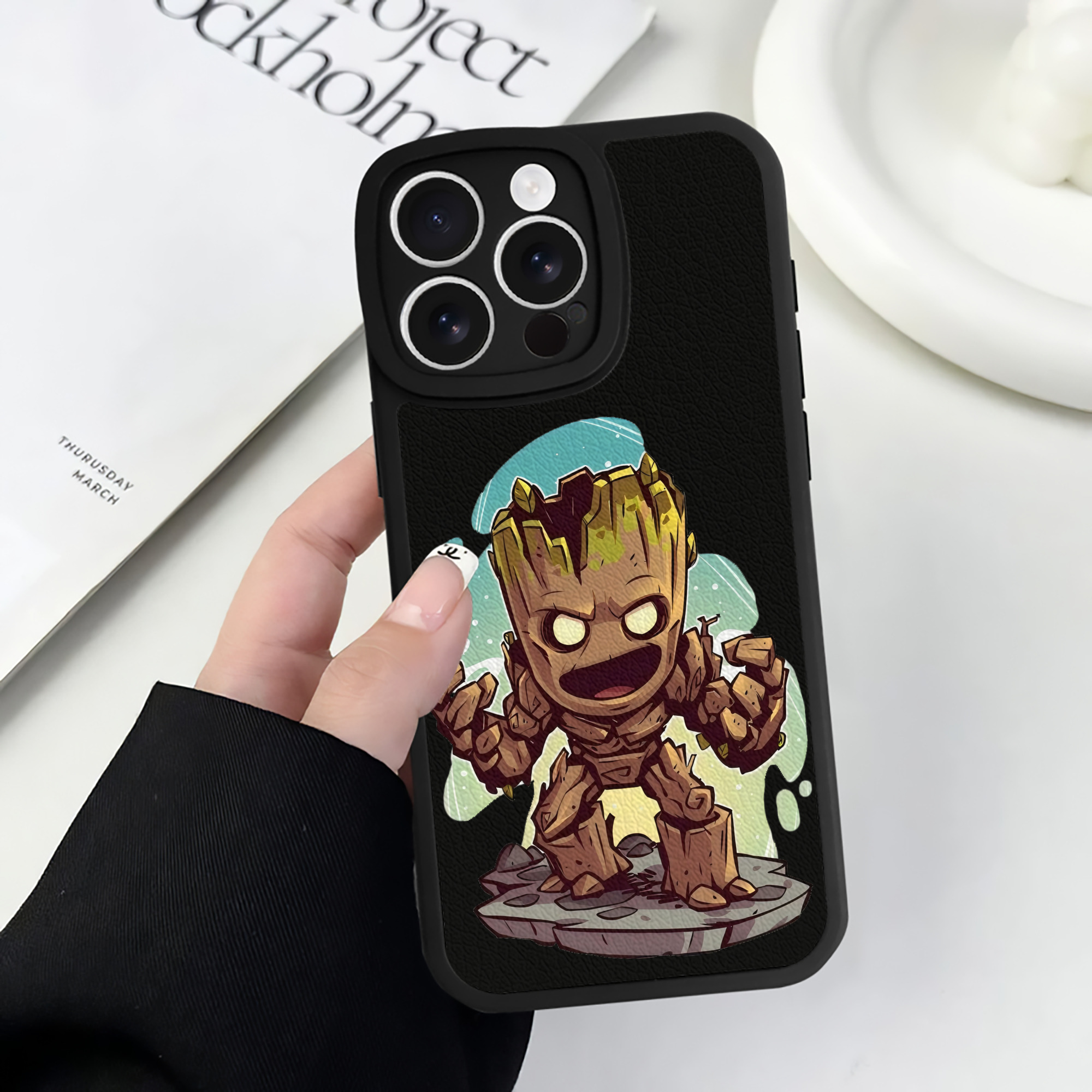 （画像用） アベンジャーズ The Avengers 【iPhone 16シリーズ対応】シリコンスマホケース（レザー調） 材質：シリコン